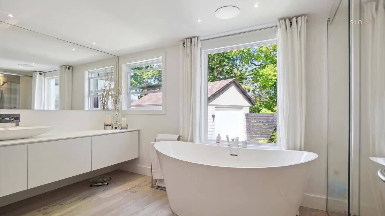 Une élégante maison au bord de l'eau à vendre à l'Île-Bizard pour 1 390 000$