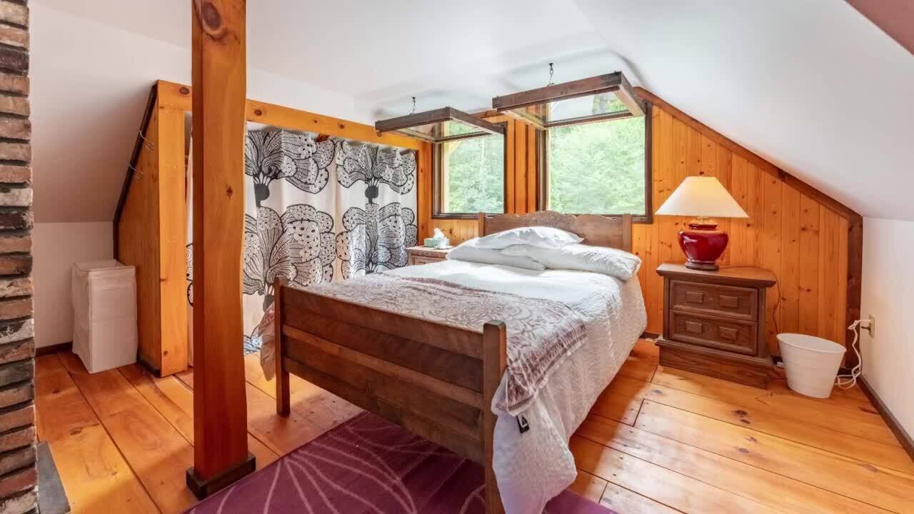 Une charmante barnhouse nichée en forêt à vendre à Grenville-sur-la-Rouge pour 699 000$