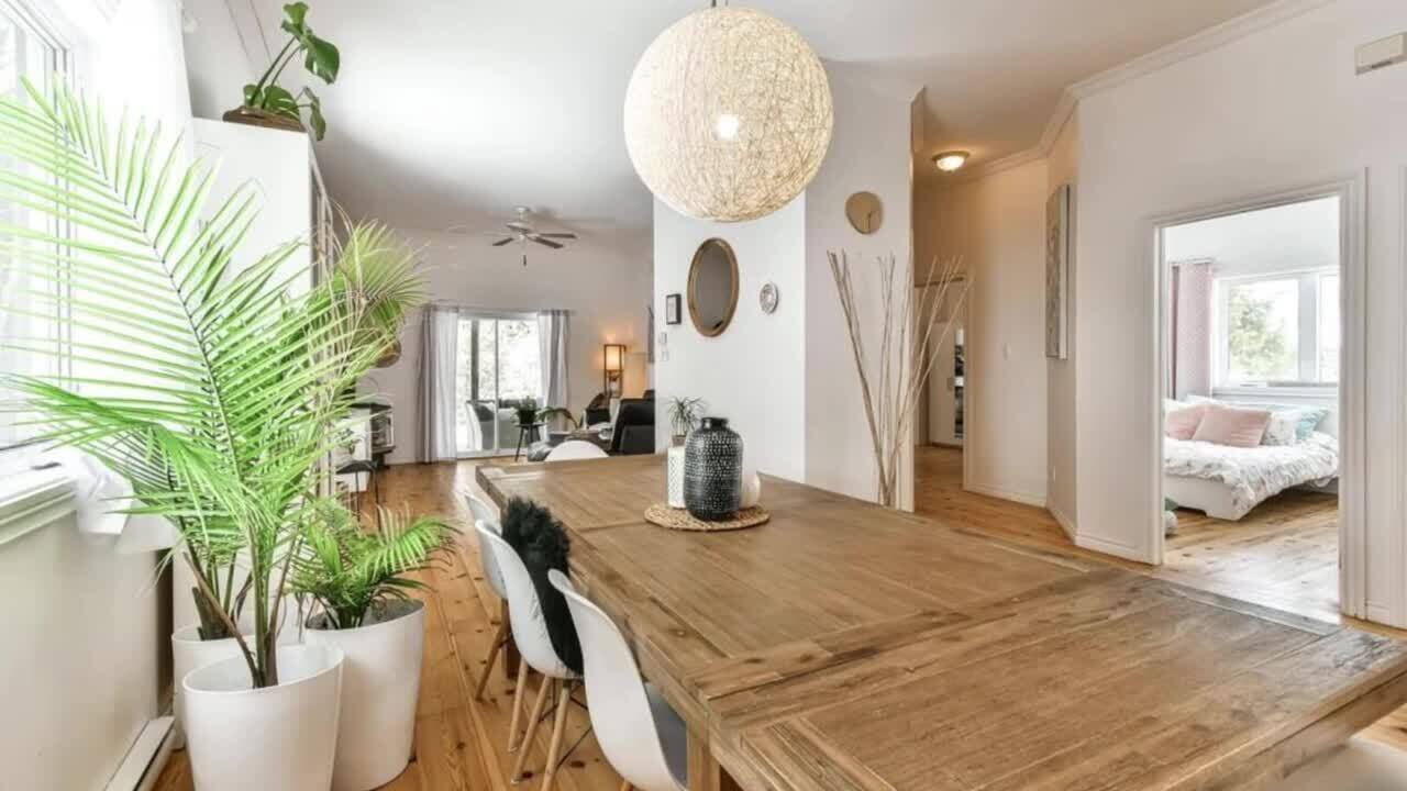 Une maison spacieuse au bord d'un ruisseau à Val-David à vendre pour 469 500$