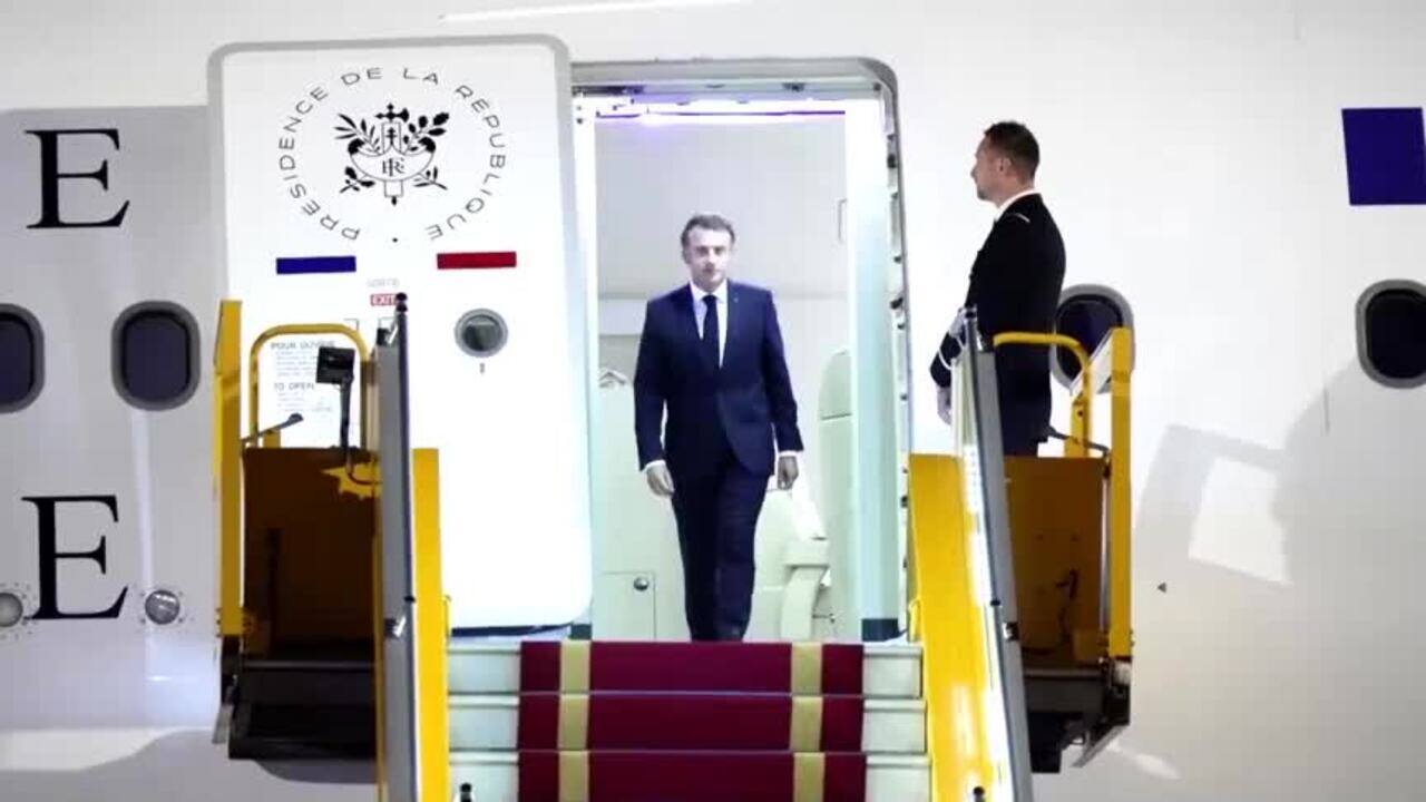 Moment de complicité ou gifle au visage? Des images d'Emmanuel Macron et son épouse font réagir-Vidéo REUTERS