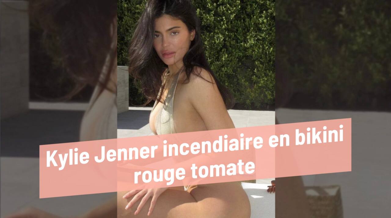 Kylie Jenner incendiaire en bikini rouge tomate