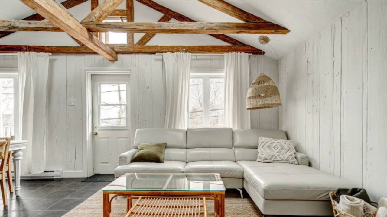 Un duplex surprenant à l'intérieur boho, à vendre à Sainte-Adèle pour 524 900