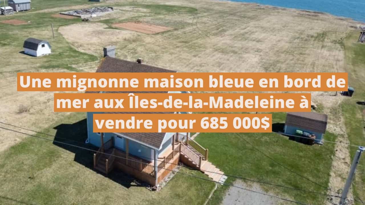Une mignonne maison bleue en bord de mer aux Îles-de-la-Madeleine à vendre pour 685 000$