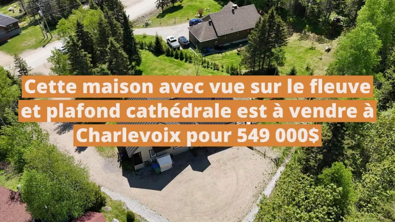 Cette maison avec vue sur le fleuve et plafond cathédrale est à vendre à Charlevoix pour 549 000 $
