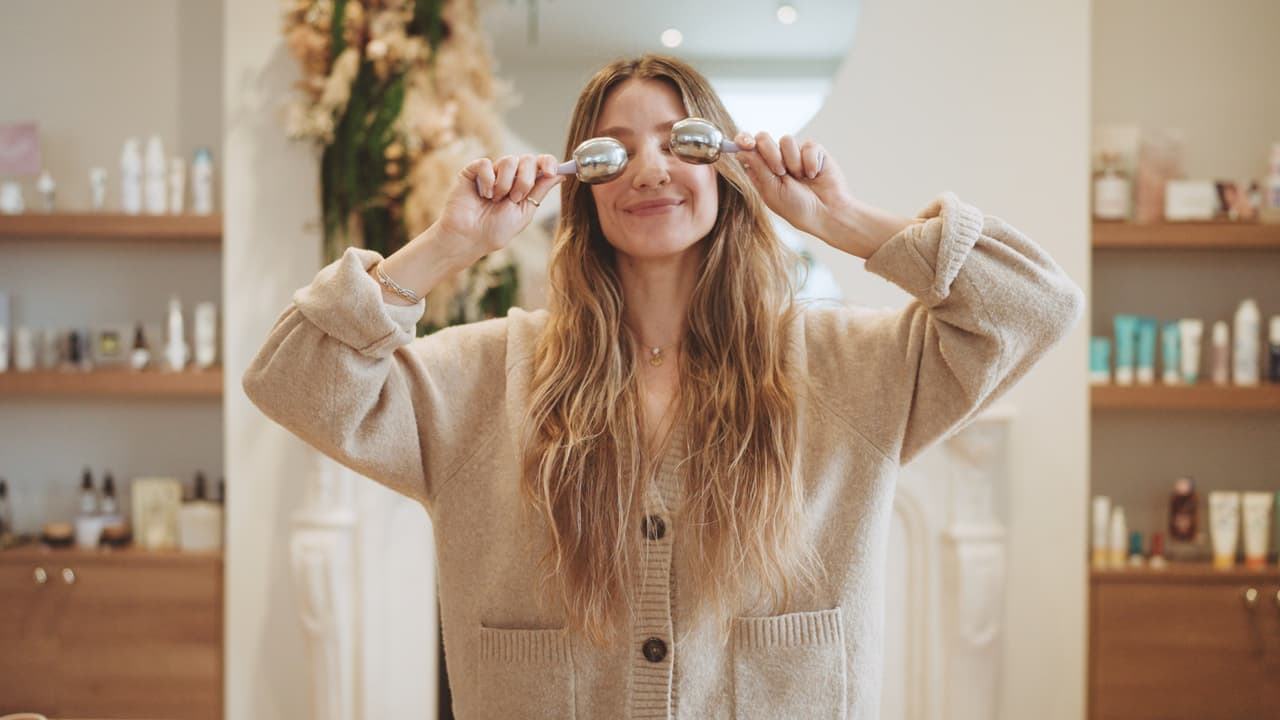 Gagner quelques heures de sommeil en un instant: une maquilleuse professionnelle nous révèle ses astuces