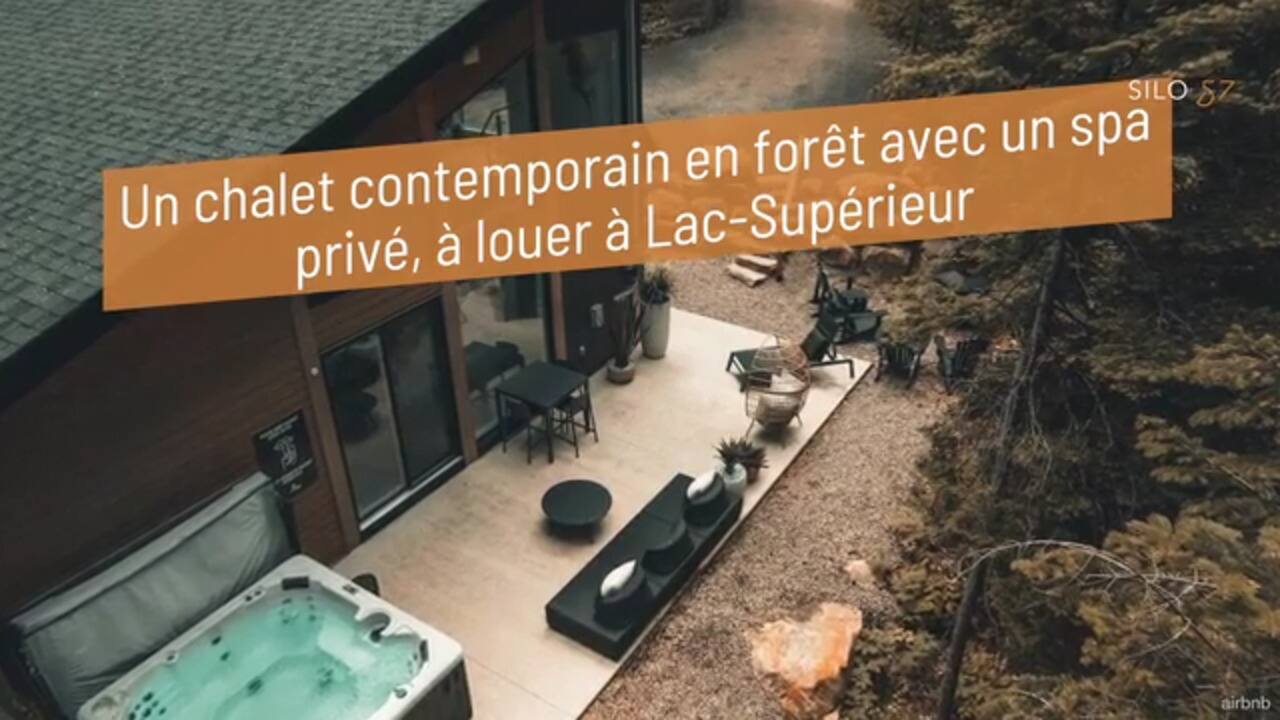 Un chalet contemporain en forêt avec un spa privé, à louer à Lac-Supérieur