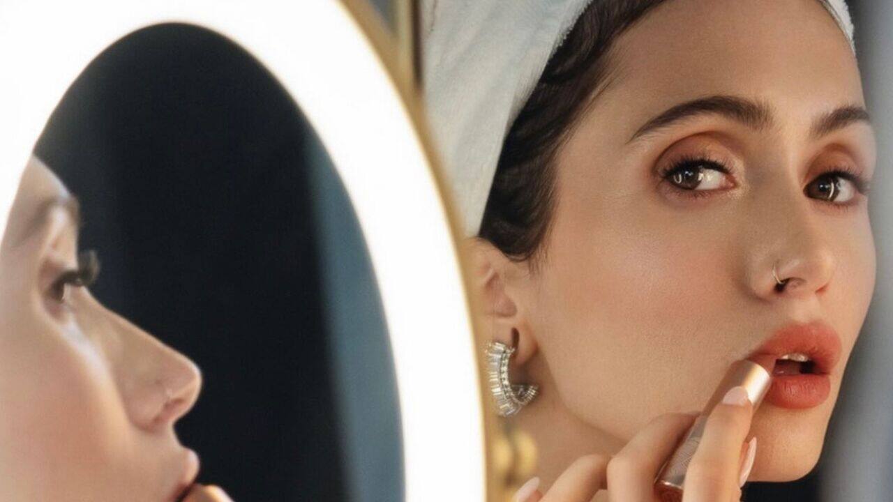 [VIDÉO] Lysandre Nadeau essaie 6 robes de mariées pour la couverture du magazine Clin d'oeil