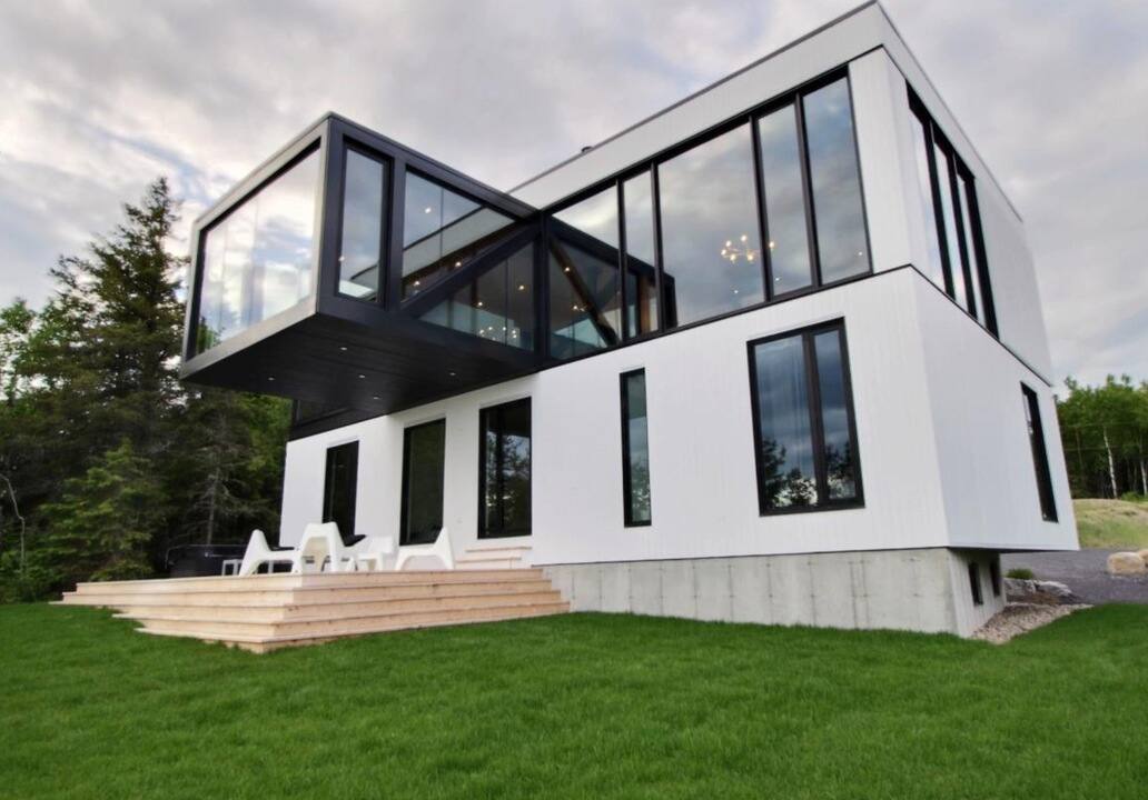 Un chalet de luxe à l'architechture futuriste à vendre pour 1 379 700$ à la Malbaie