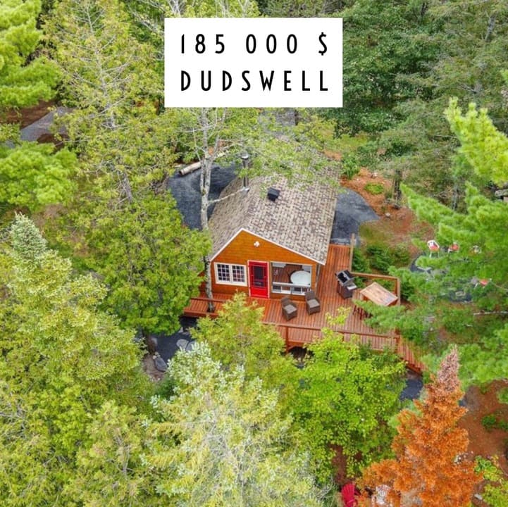 Un chalet en bardeaux de cèdre sur le bord de l'eau à vendre à Dudswell pour 185 000$