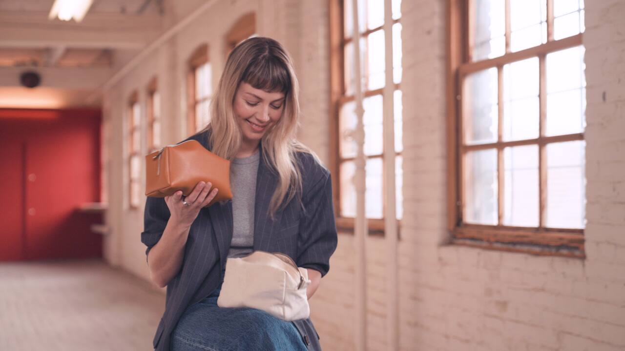 Catherine St-Laurent nous dévoile TOUT le contenu de sa trousse à maquillage