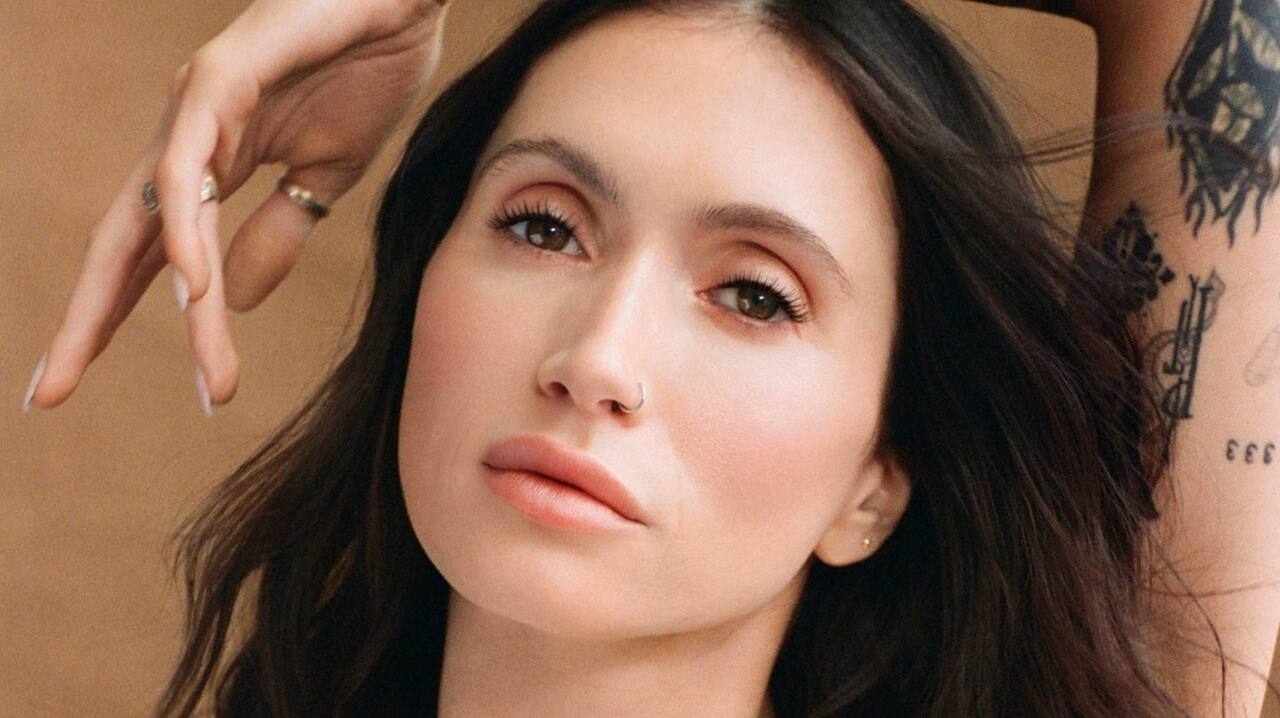 [VIDÉO] Lysandre Nadeau, émue aux larmes devant une photo de sa mère dans un Clin d'oeil de 1991