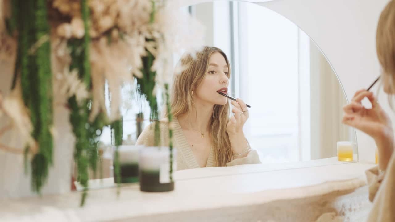 Trois looks, un seul rouge à lèvres: une maquilleuse professionnelle nous révèle ses meilleures astuces