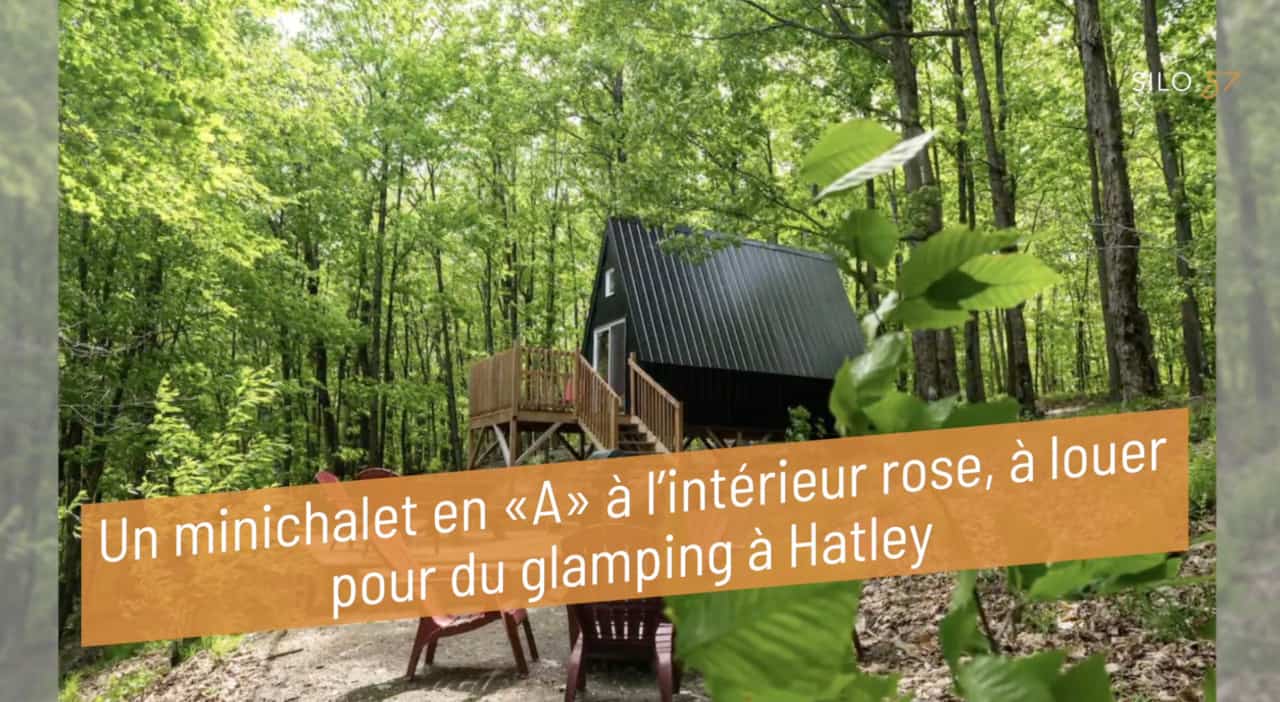 Un minichalet en «A» à l'intérieur rose, à louer pour du glamping à Hatley