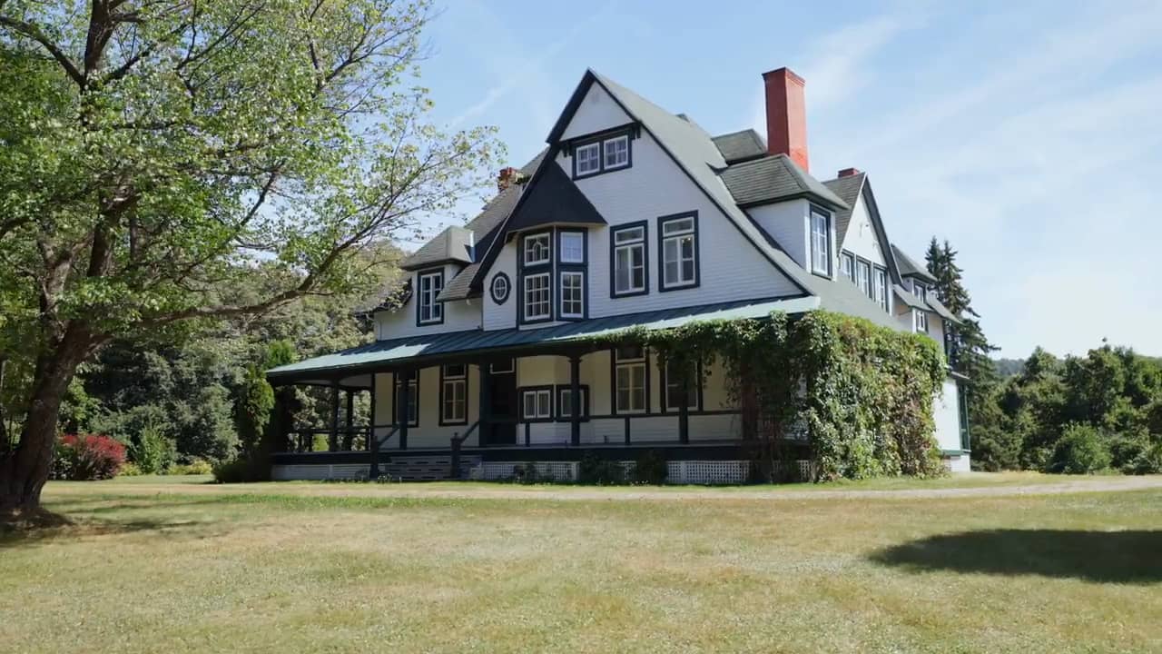 Ce manoir centenaire caché au Québec est digne d'un film d'époque, et il est à vendre