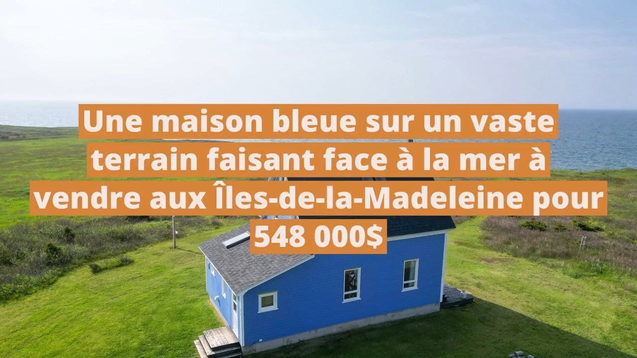 Une maison bleue sur un vaste terrain faisant face à la mer à vendre aux Îles-de-la-Madeleine pour 548 000$