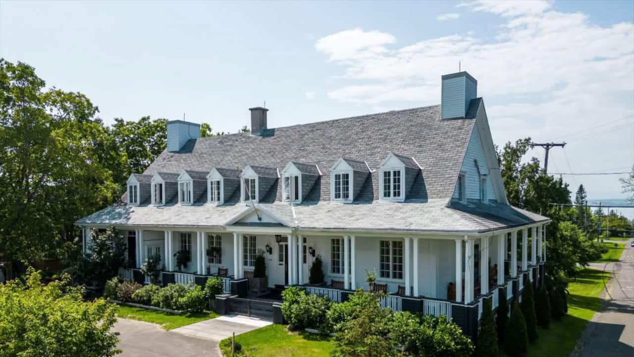 Un ancien presbytère transformé en renversant «bed & breakfast» à vendre à Saint-Vallier pour 885 000$