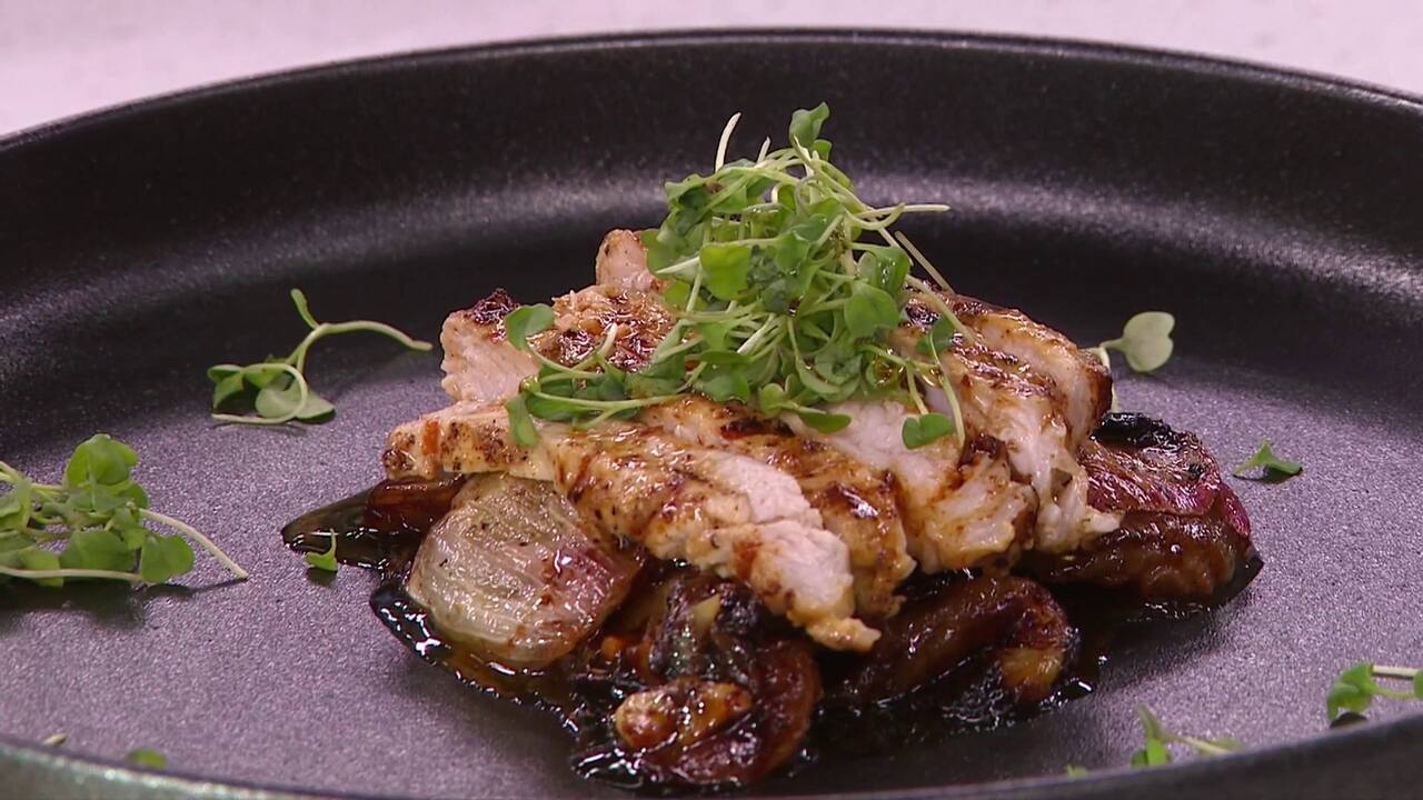 CÔTELETTE DE PORC GRILLÉE À LA MOUTARDE, POMMES ET ÉCHALOTES CONFITES