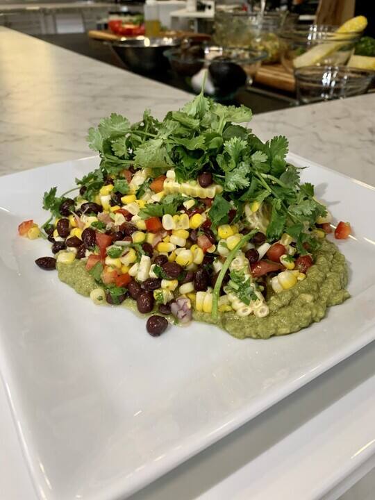 Salade de maïs grillé, légumes croquants et fèves noires, parfum du sud
