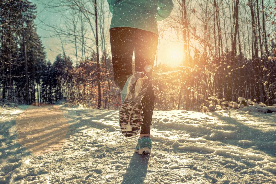 Courir l'hiver : astuces, équipement et bienfaits pour braver le froid