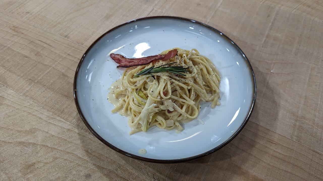 Linguines à l'effiloché de poireaux, lardons, pommes et cheddar