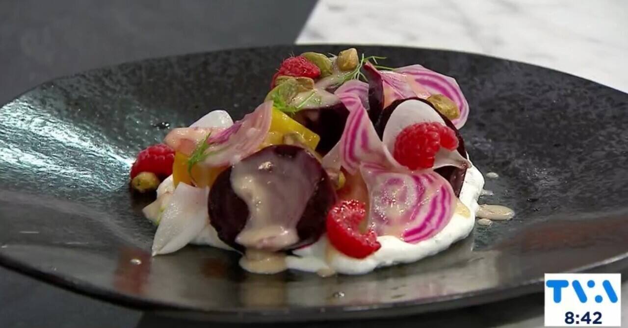 Salade de betteraves cuites au four, labneh à l'aneth, pickle d'oignons, pistaches et vinaigre de framboises