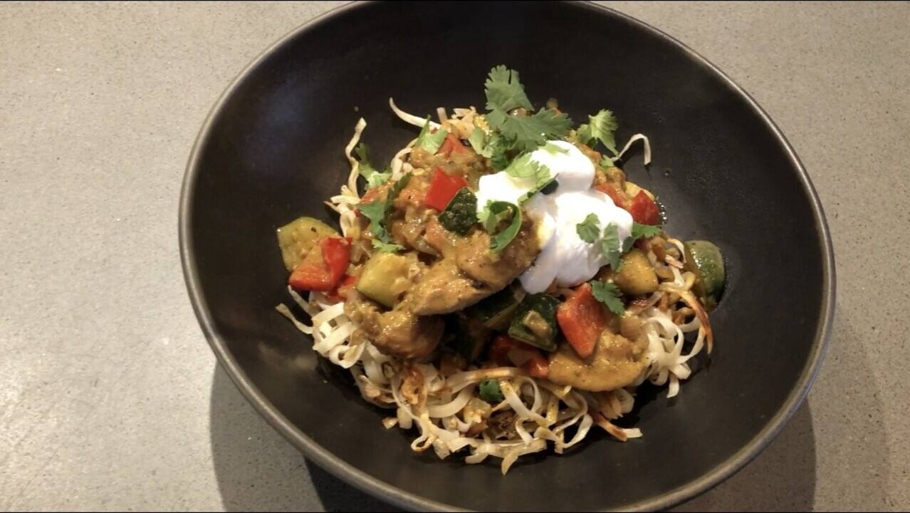 Cari de poulet à l’indienne sur nouilles croustillantes