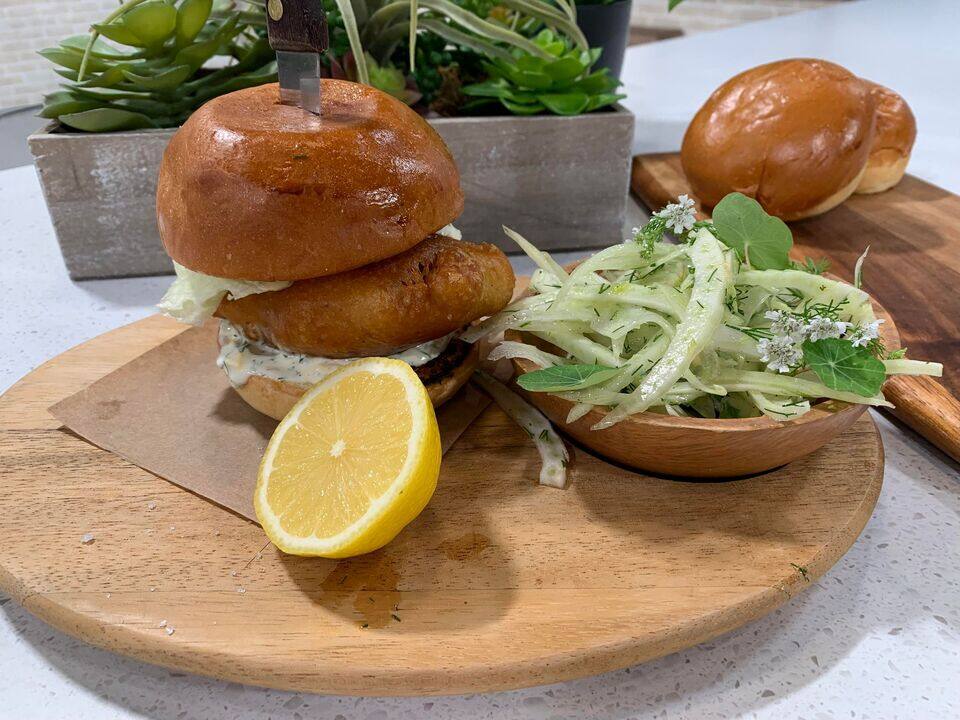 Fish and chips de morue, sauce tartare maison et salade de fenouil au citron et à la fleur de sel