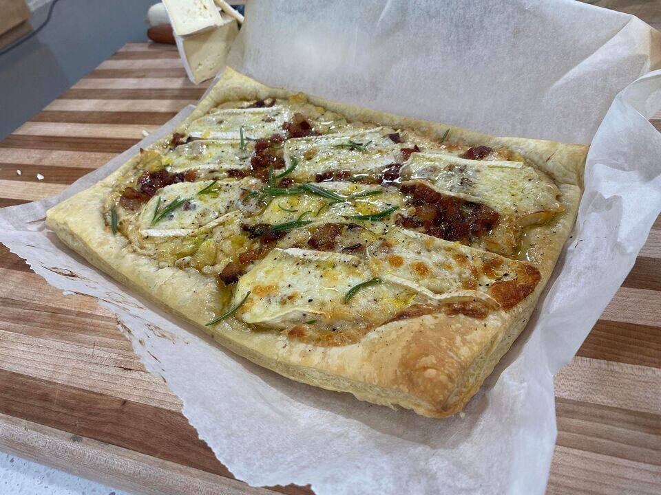 Croûte feuilletée à la tombée de poireaux au brie et aux lardons 