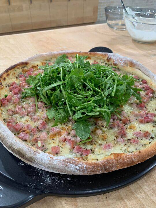 Pizza au jambon, roquette et petit pois 