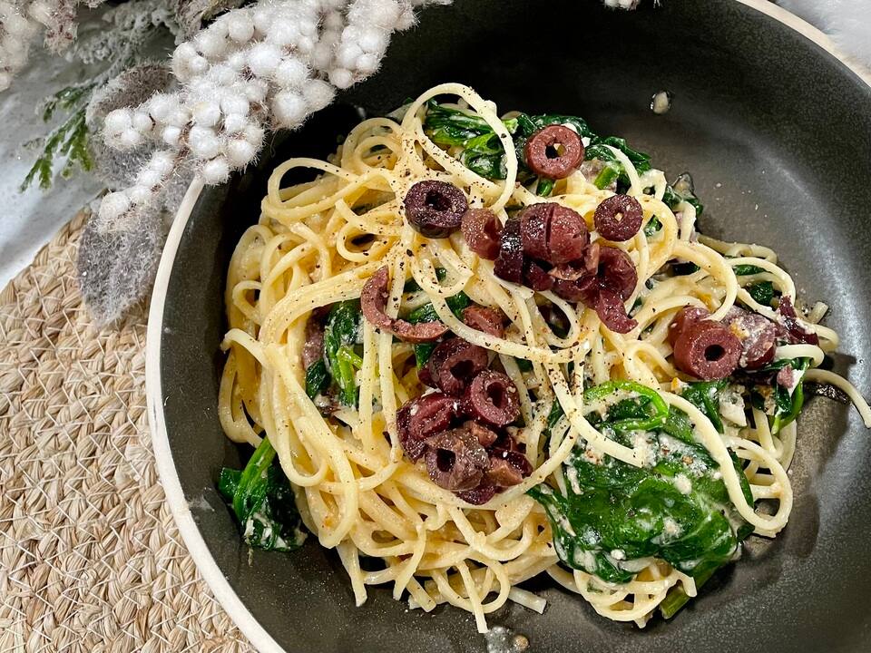 Linguines aux épinards, crème de feta et de tomates séchées