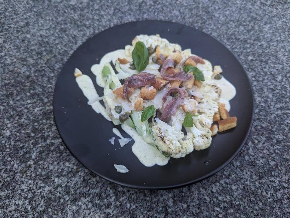 Steak de chou-fleur grillé garni à la façon césar 