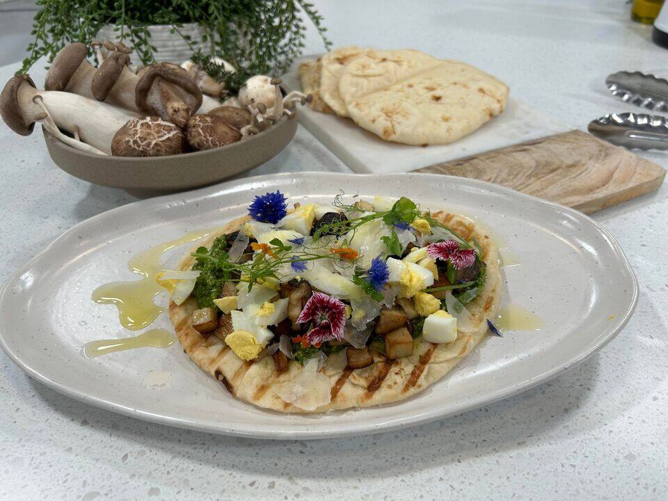 Poêlée de champignons, sur naan au pesto de roquette et pistache, œuf cuit dur et copeaux de parmesan 