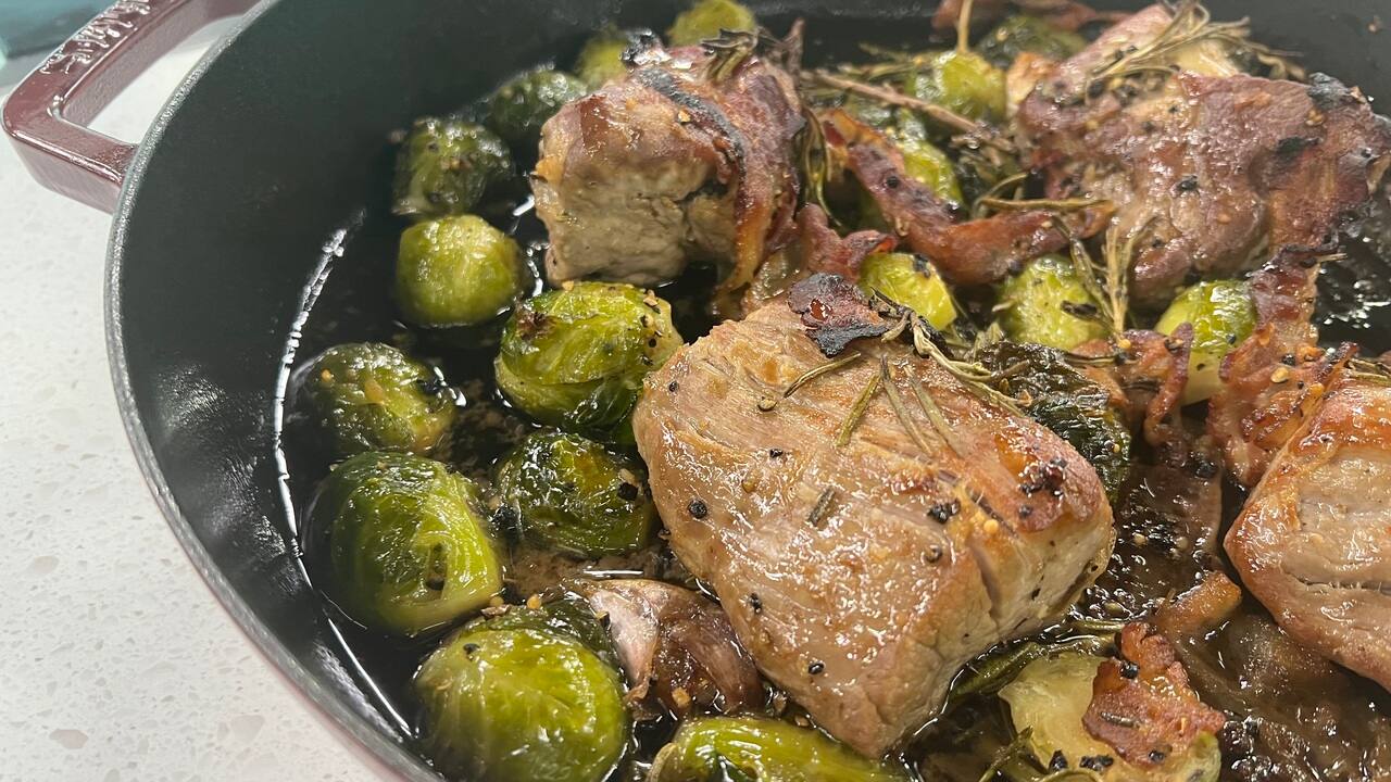 Filets de porc et de choux de Bruxelles rôti, bacon, érable et romarin