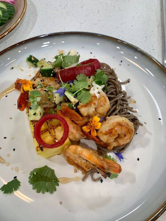 Crevettes grillées aux parfums de lime kaffir et citronnelle, ananas grillé et salsa de concombres au sésame et à la coriandre, nouilles soba 
