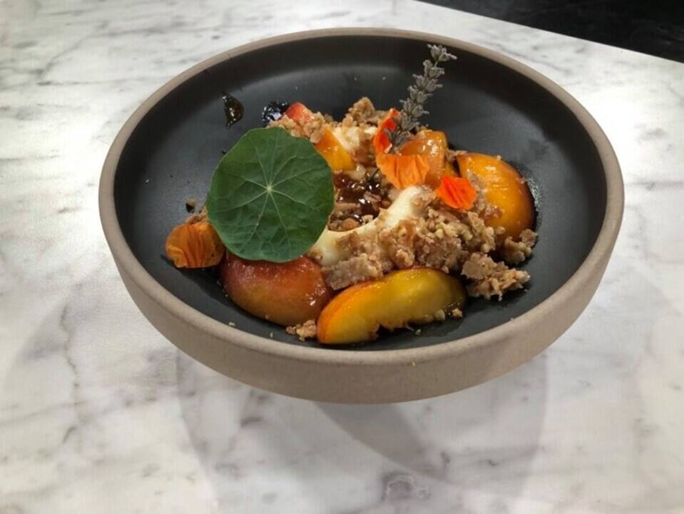 Pêches laquées au miel et à la lavande, croustillant de céréales d'ici