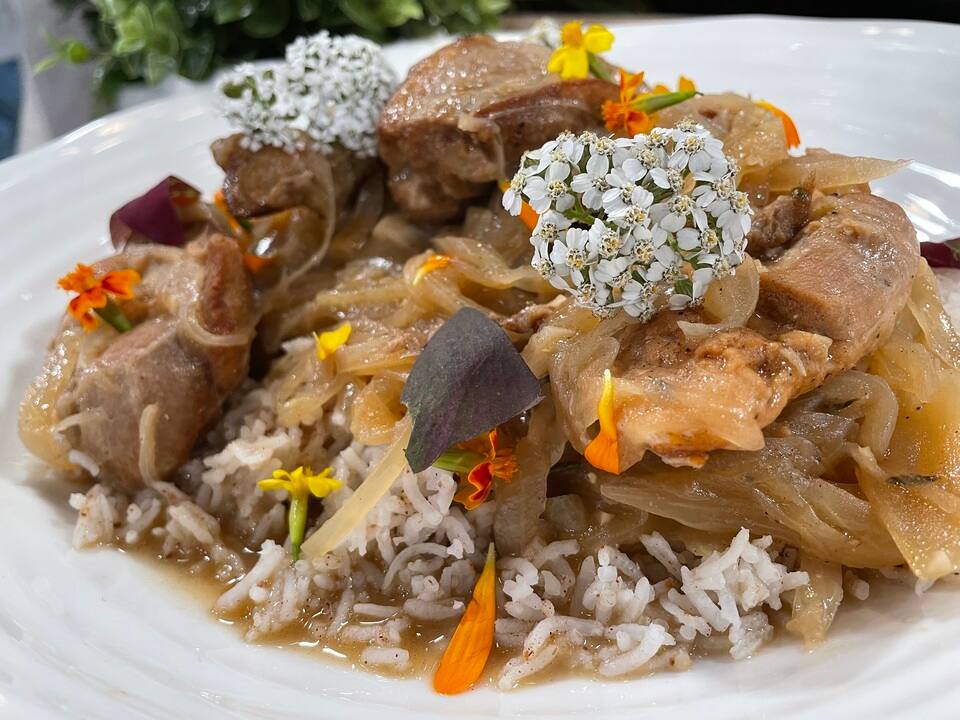 Poulet Yassa sur riz aux 5 épices