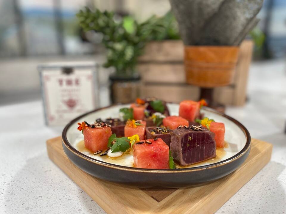 Cubes de thon et melon mariné à l'asiatique et riz sauvage soufflé