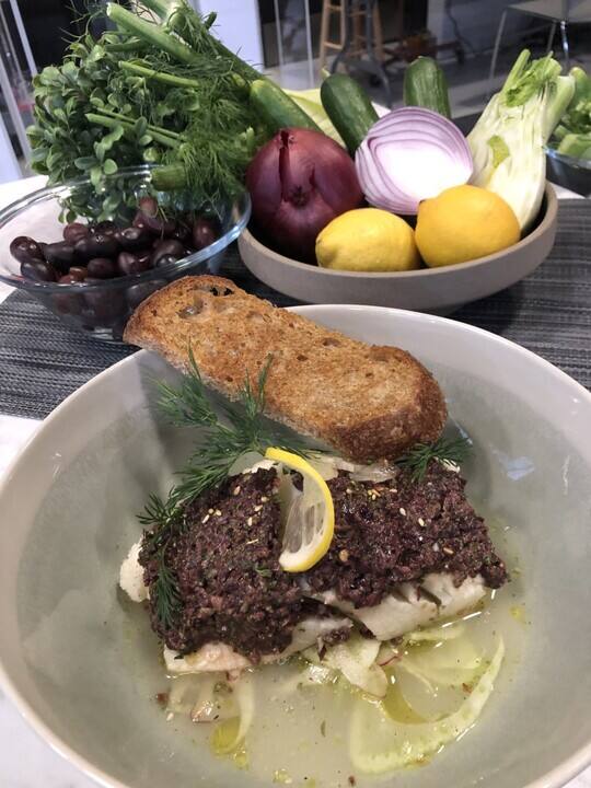 Morue pochée, tapenade d'olives Kalamata et fraîcheur de fenouil au zaatar