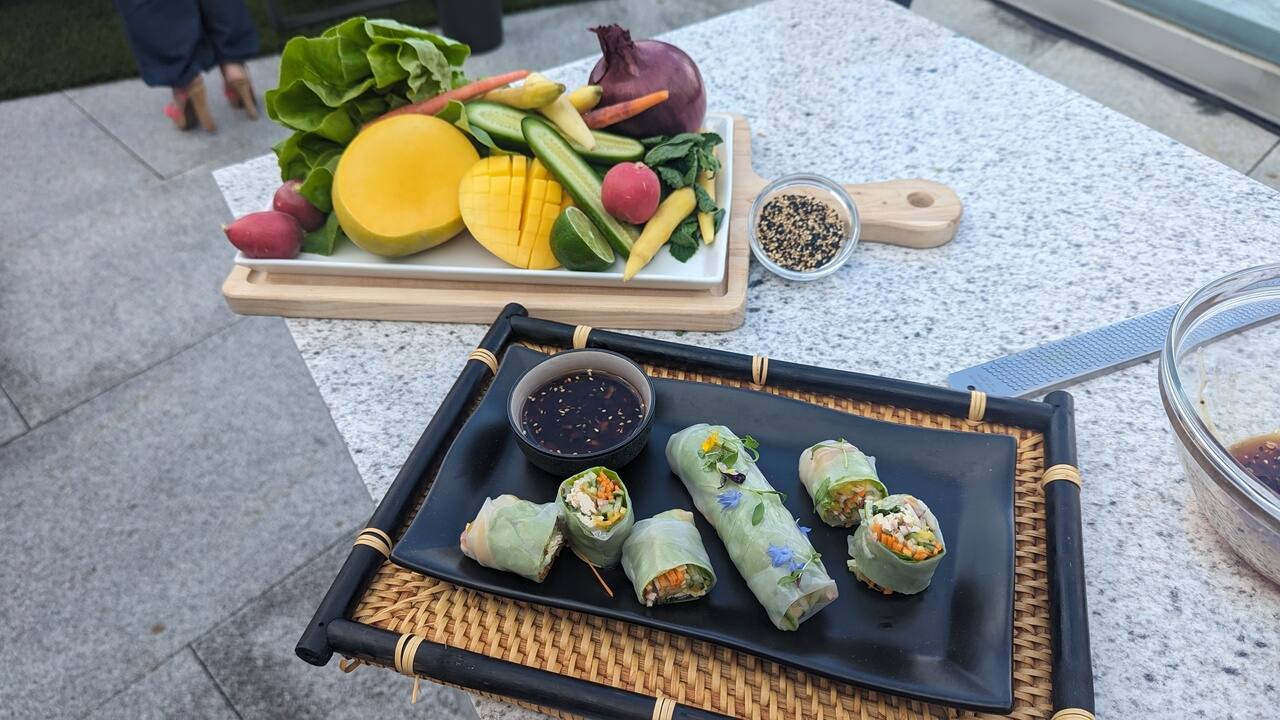 Rouleaux printaniers au poulet, menthe et légumes croquants 
