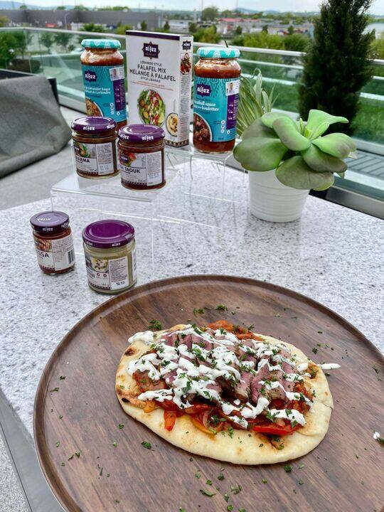 Steak de culotte de surlonge, mariné façon Shawarma sur naan grillé, piperade, mayonnaise tahini-citron et coriandre   