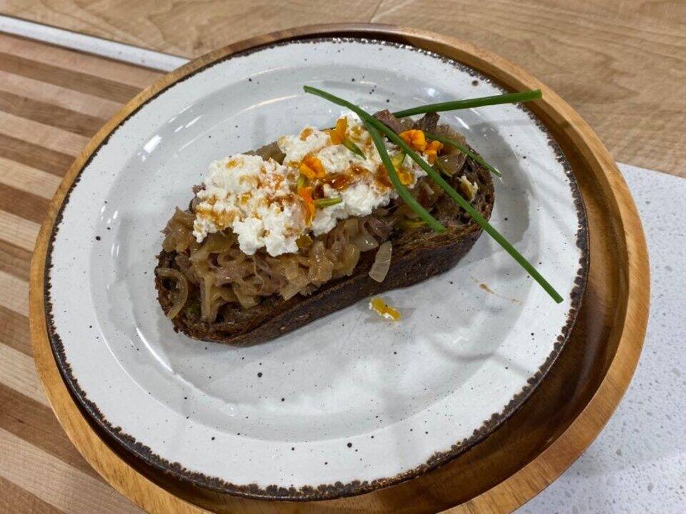 Tartine gourmande de canard confit et oignons au vinaigre, beurre de pistache, ricotta au miel et abricots 