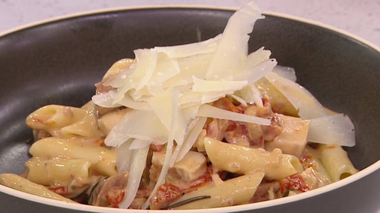 Pennes au poulet, à la saucisse italienne grillée et à la crémeuse de tomates séchées au romarin