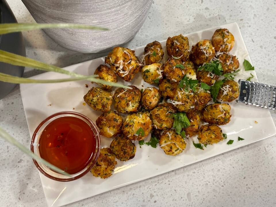 bouchées de halloumi croustillantes au miel épicé de Nate Todd