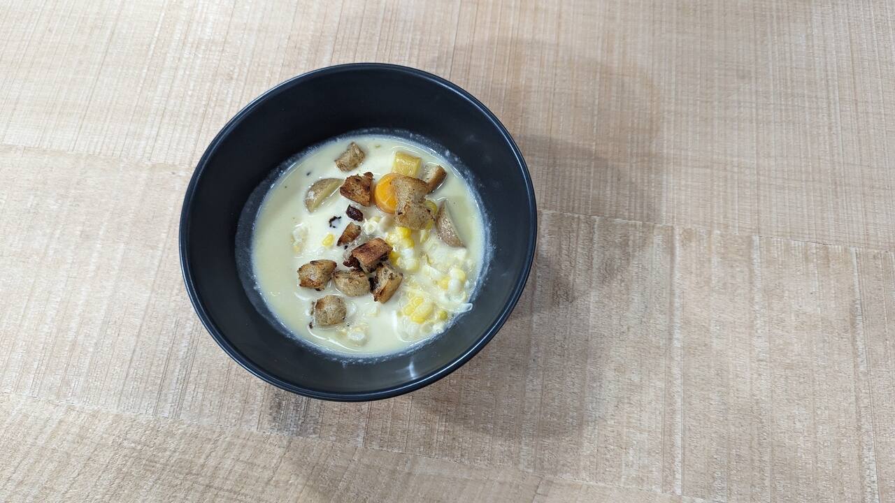 Chaudrée de maïs, pommes de terre et carottes primeurs avec croûtons aux lardons et au romarin 