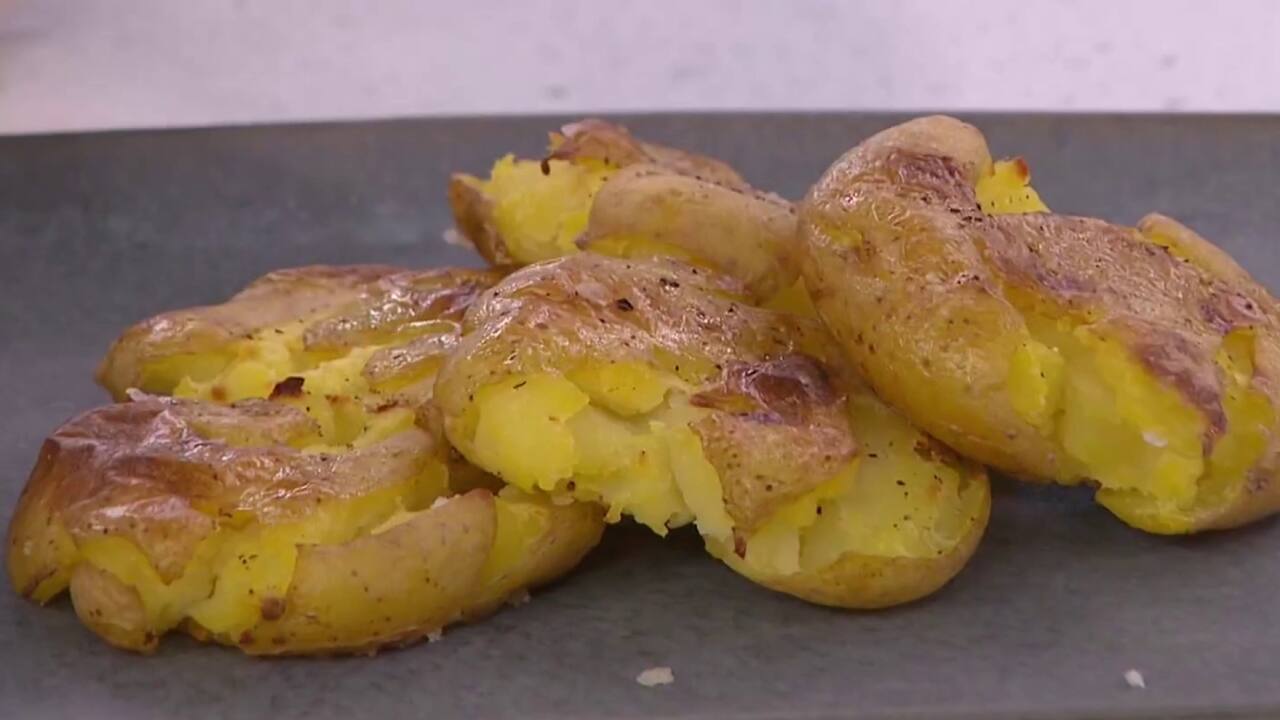 Patates écrasées sel et vinaigre, trempette aux cornichons