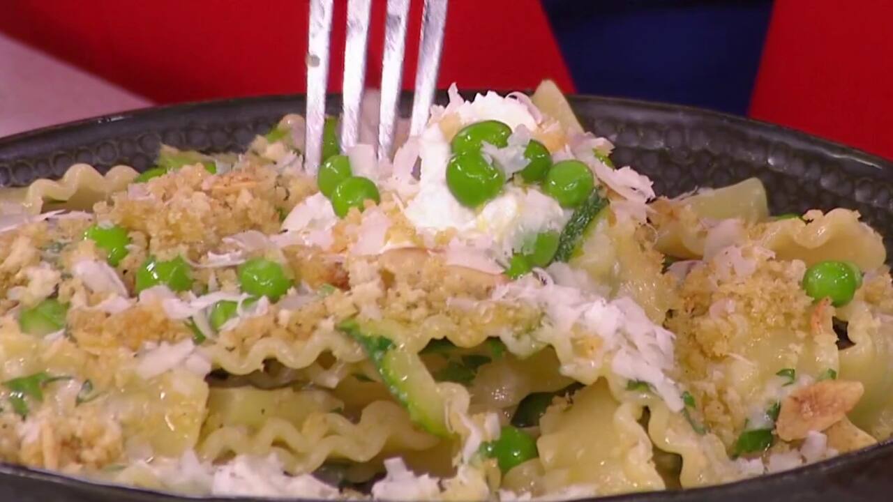 Mafaldines primavera avec crumble à l’ail et aux amandes