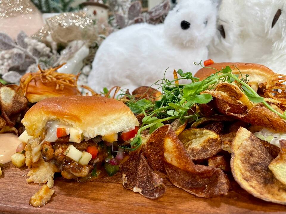 Mini sliders à l'Hawaïenne au poulet BBQ et salsa à l'ananas