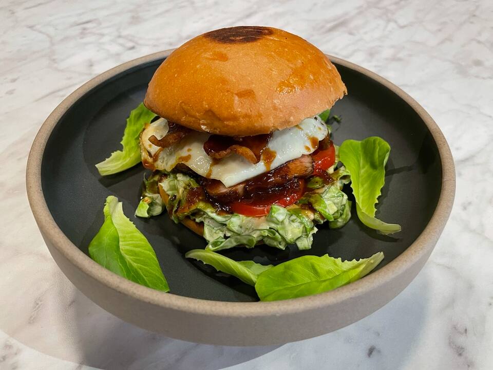 Sandwich déjeuner de filet mignon de porc laqué à l’érable façon BLT  