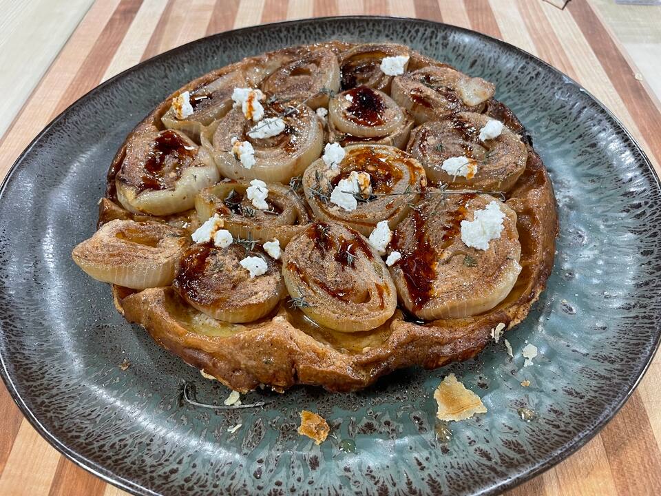Tatin d’oignons doux au chèvre frais et au vinaigre balsamique 