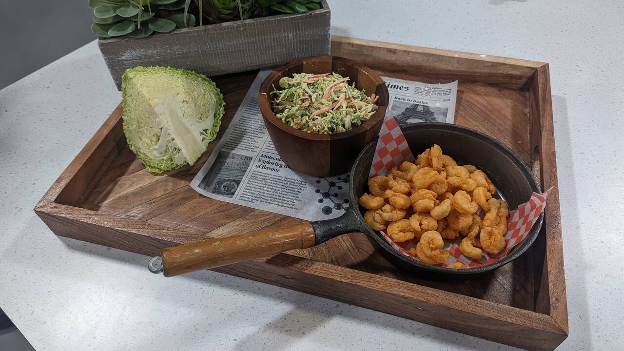 Crevettes épicées croustillantes, salade de chou sauce wafu